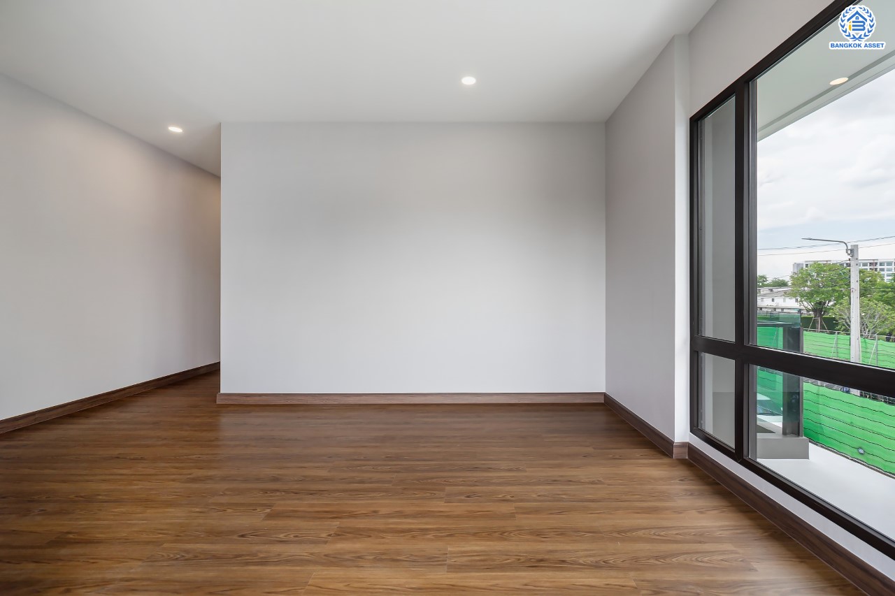 บ้านมือสองตกแต่งใหม่ ม.เดอะซิตี้ ราชพฤกษ์-ปิ่นเกล้า หลังมุม เนื้อที่ 71.8 ตร.ว. ดีไซน์ตอบทุกไลฟ์สไตล์ ฟังก์ชัน 3 ห้องนอน 5 ห้องน้ำ 1 ห้องอเนกประสงค์ 1 ห้องแม่บ้าน จอดรถได้ 2 คัน บนทำเลติดถนนใหญ่ เชื่อมต่อทุกเส้นทาง ใกล้รถไฟฟ้าสายสีม่วง "สถานีบางรักใหญ่" และจุดขึ้นทางด่วน "ศรีรัช"